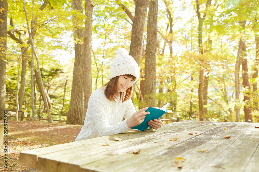 女性　紅葉　読書