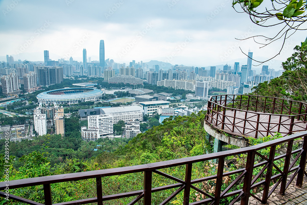 深圳灯塔山公园观景台和城市天际线