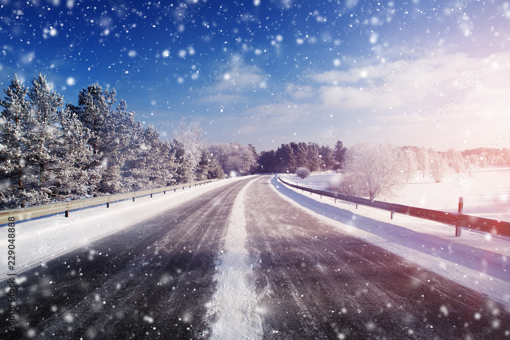 冬季道路，晴天被雪覆盖。黑色结冰沥青