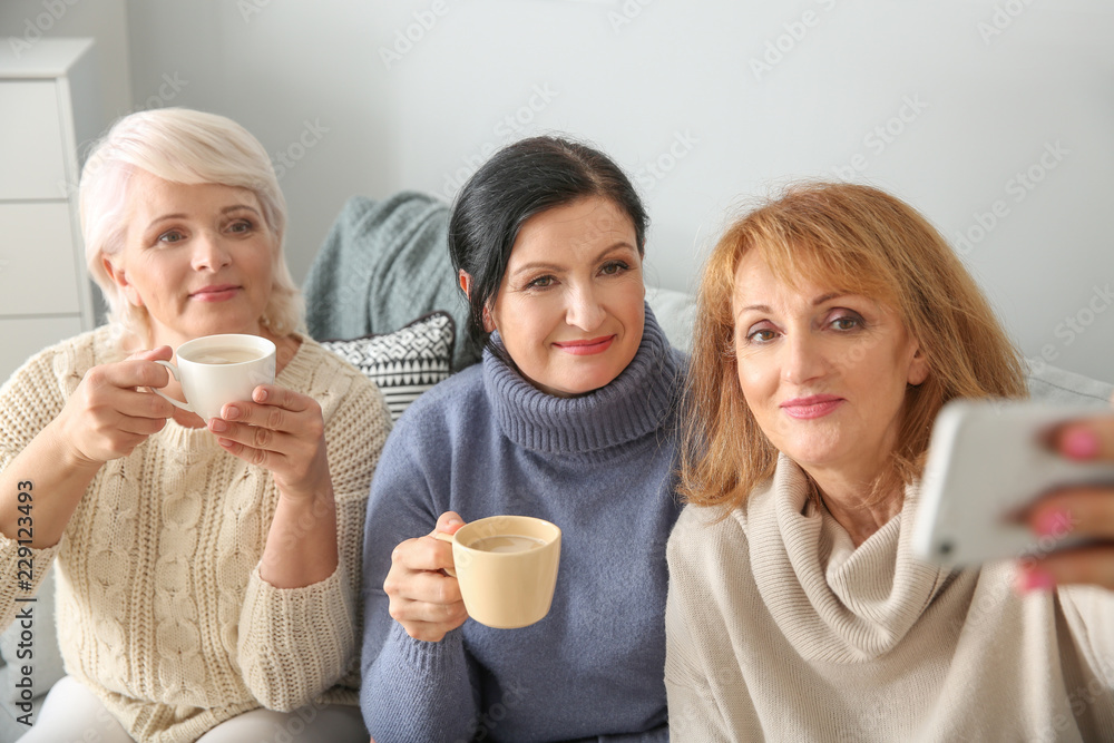 漂亮的成熟女人在家里自拍时喝咖啡