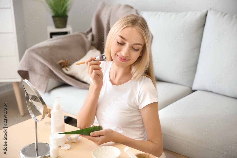 美丽的年轻女子在家敷芦荟提取物面膜