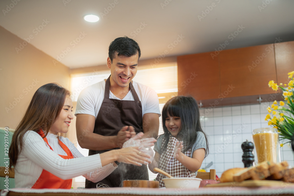 甜蜜的家庭周末活动，与爸爸、妈妈和女儿一起烹饪快乐时刻和喜悦