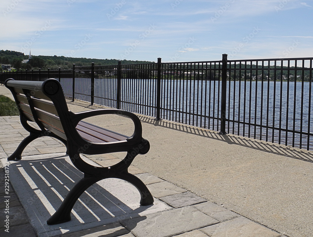 Banc et clôture en fer