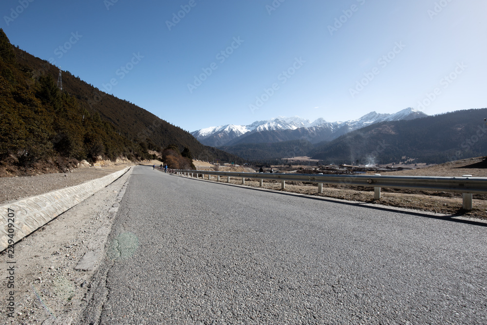 冬季雪穿山公路