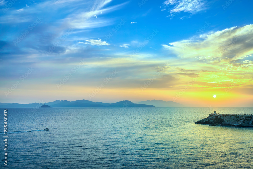 Elba岛和Piombino piazza bovio灯塔的日落景色。意大利托斯卡纳