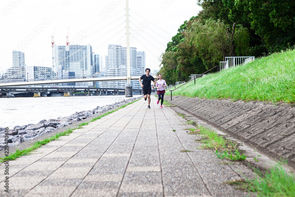 トレーニング中のカップル。ランニング。