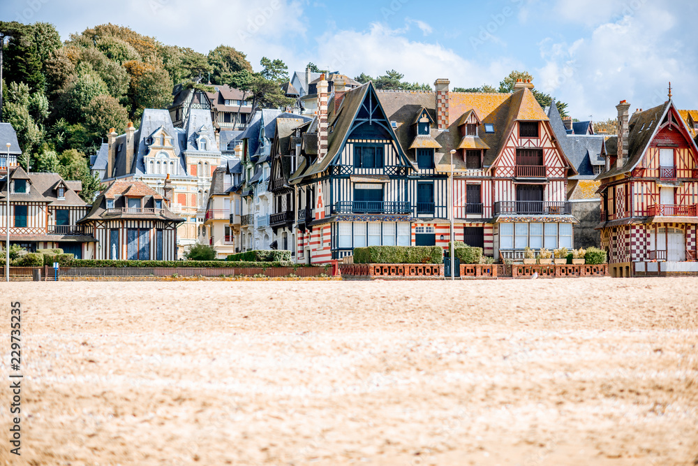 在法国著名的诺尔小镇特鲁维尔（Trouville），可以看到沙滩和豪华建筑的城堡线