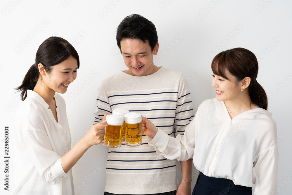 亚洲年轻群体喝啤酒