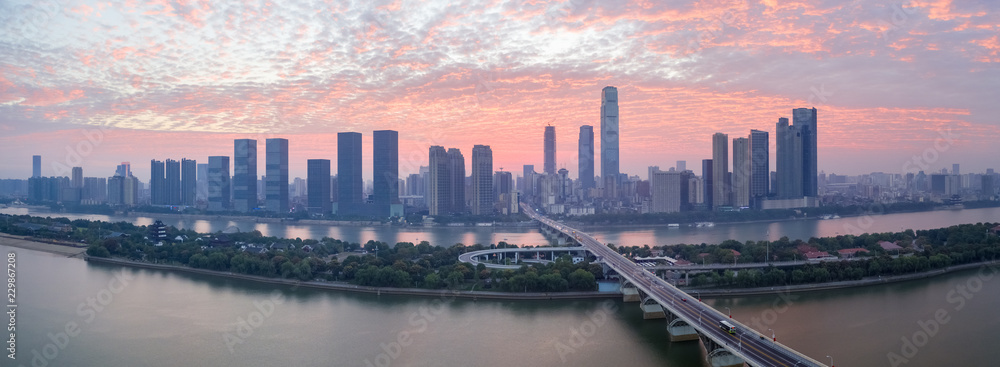 日出中的长沙天际线全景