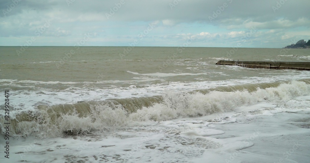 汹涌的海浪。河水与海水混合在一起。海水浑浊。溅起水花