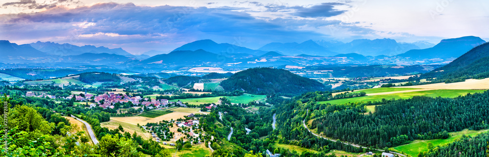 法国阿尔卑斯山夏季日落全景