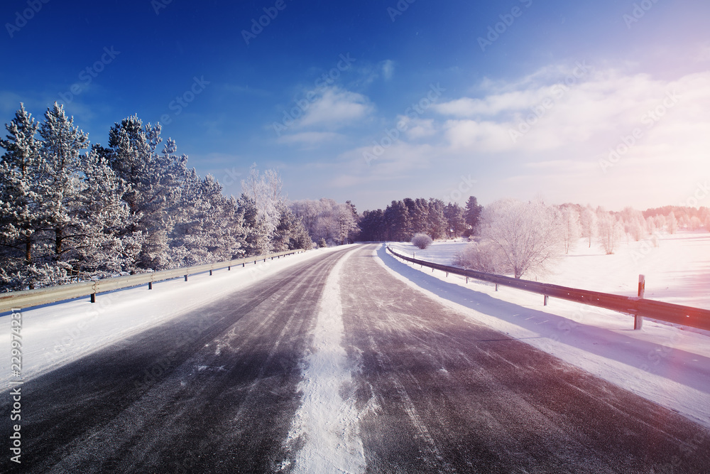 汽车在被雪覆盖的冬季道路上