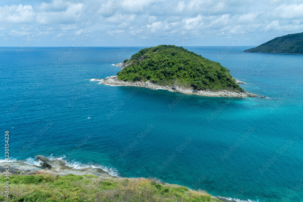 美丽的热带海洋，空中无人机拍摄的海上小岛附近的一个绿色小岛