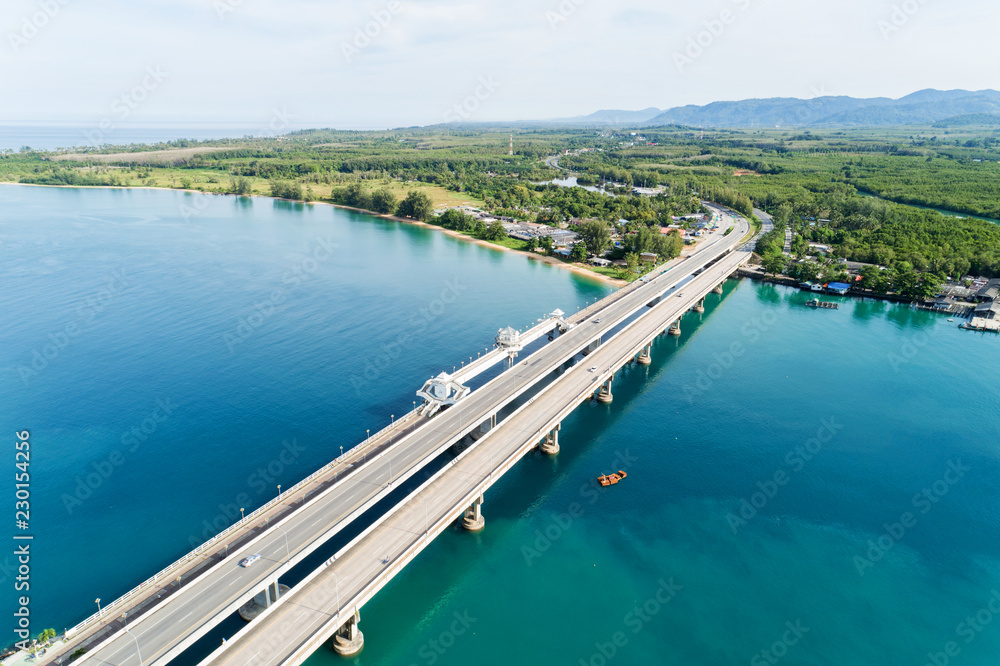 空中无人机拍摄的桥梁与汽车在桥梁上的道路图像运输背景概念