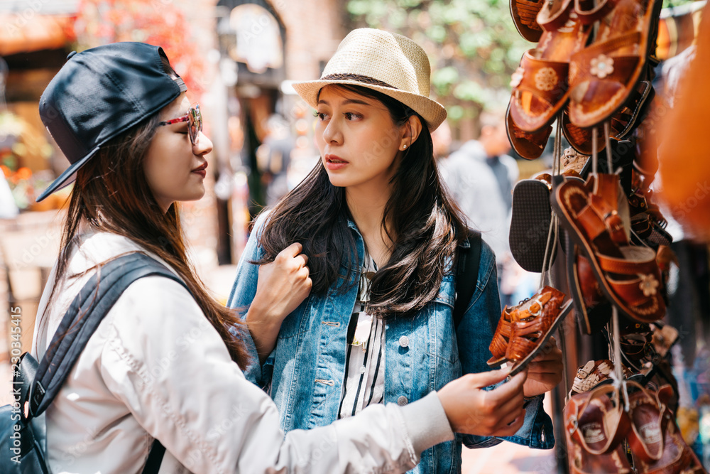 女人看着可爱的皮鞋