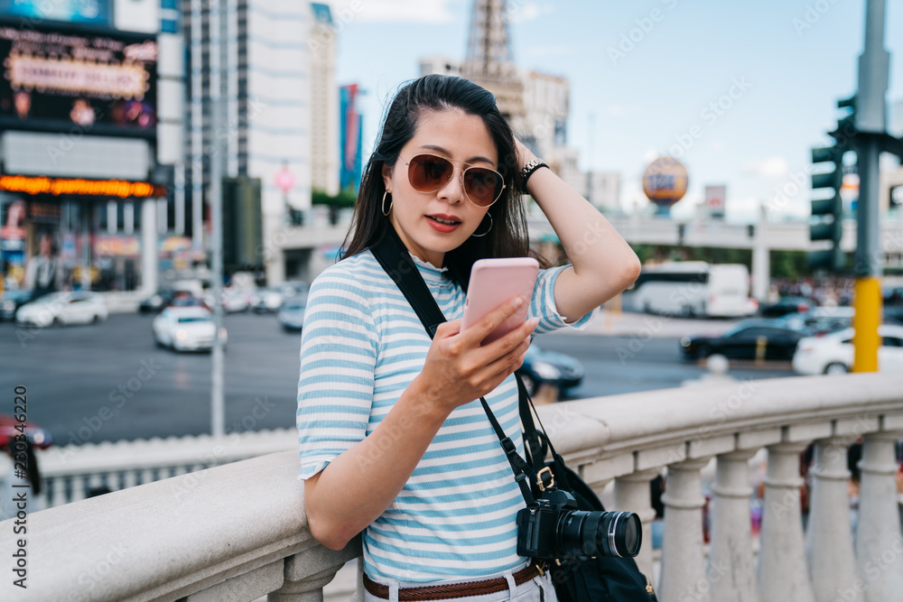 女士在繁忙的城市中轻拂她的站姿