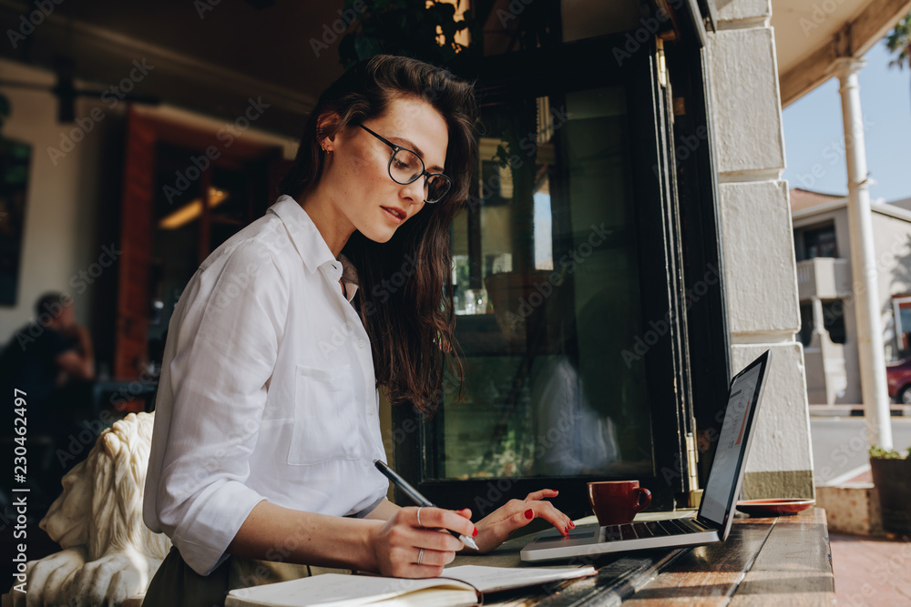 Businesswoman working from a coffee shop