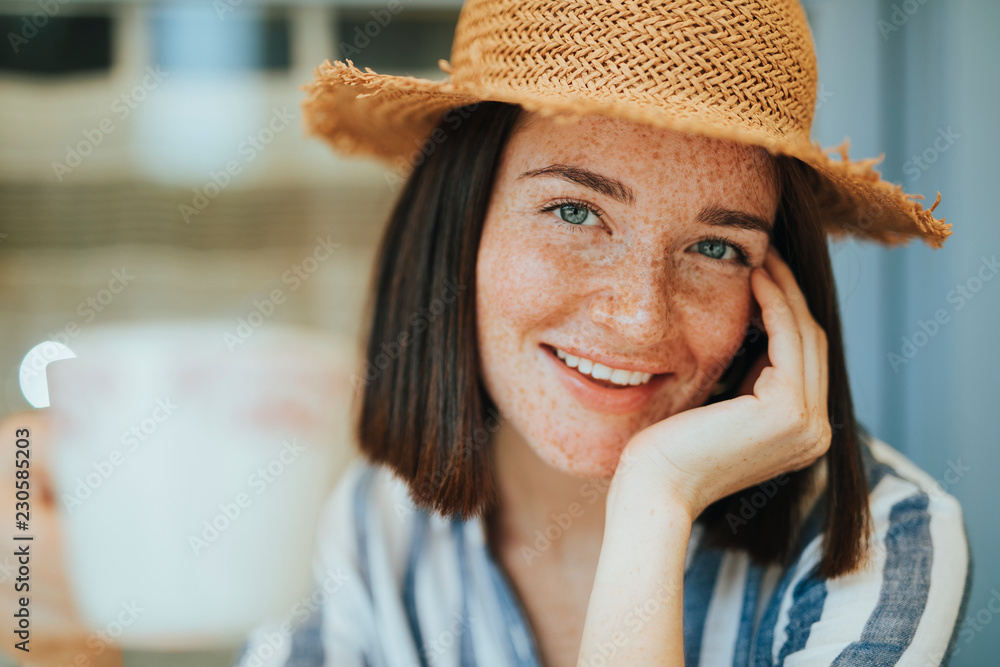 咖啡馆里一个女人的肖像