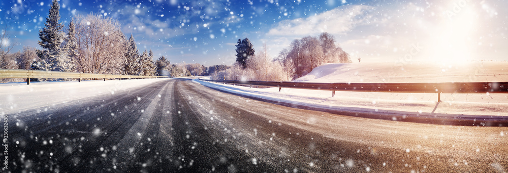 汽车在被雪覆盖的冬季道路上行驶