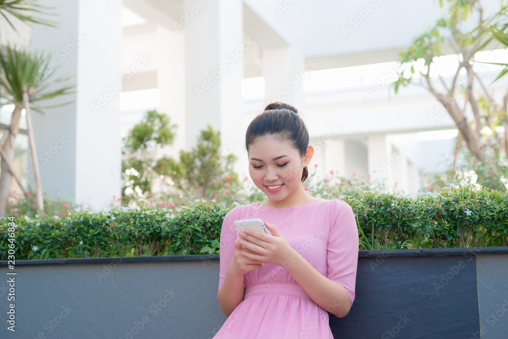 身穿传统服饰的亚洲女性在智能手机上发短信