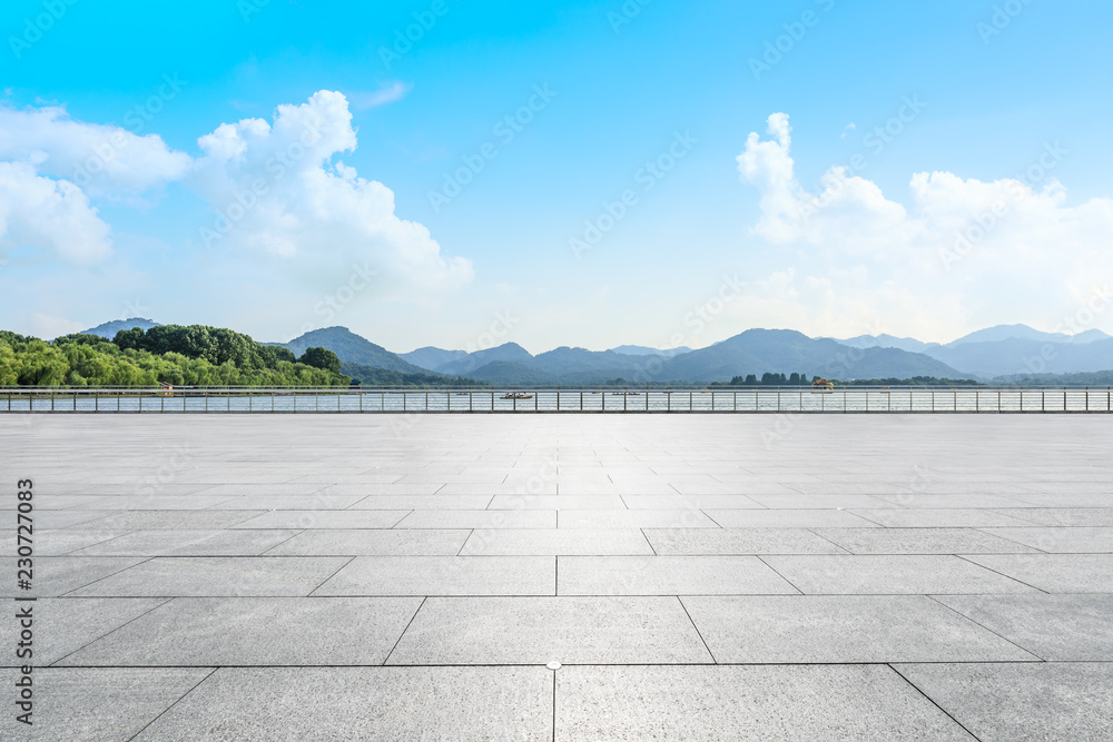 空荡荡的广场层和绿色的山景