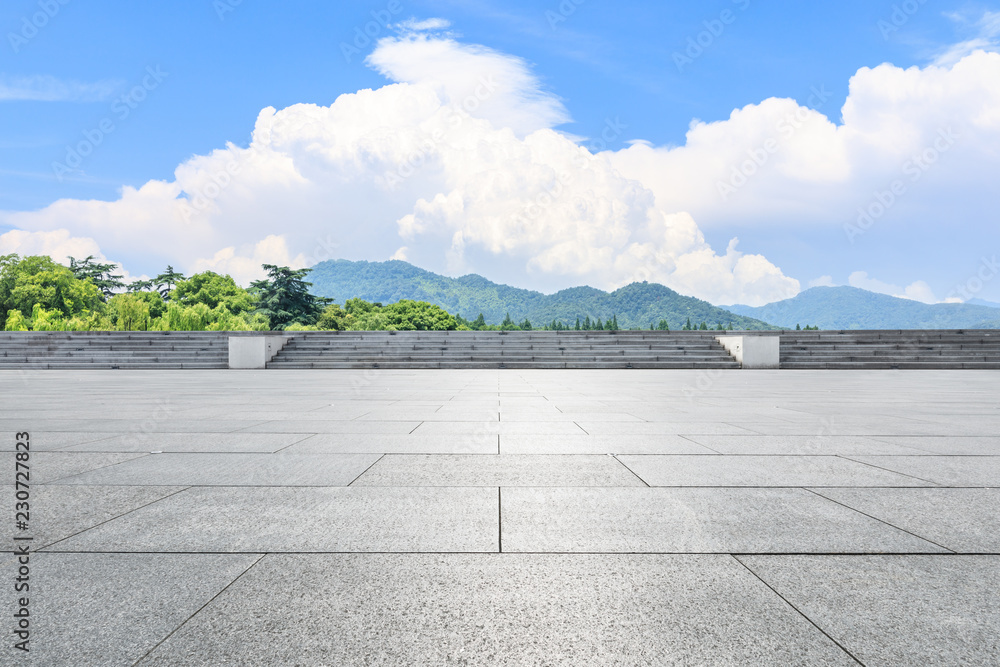 空荡荡的广场层和绿色的山景