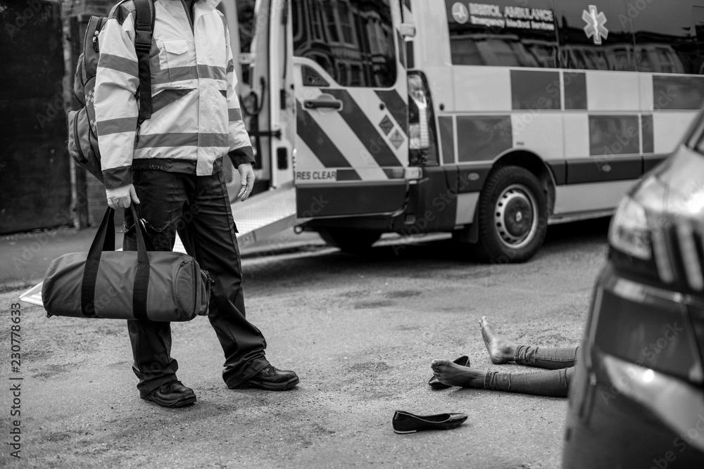 男性医护人员应对车祸