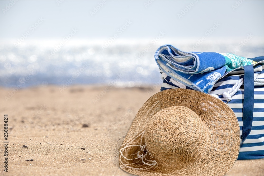 Beach bag with a straw hat sun