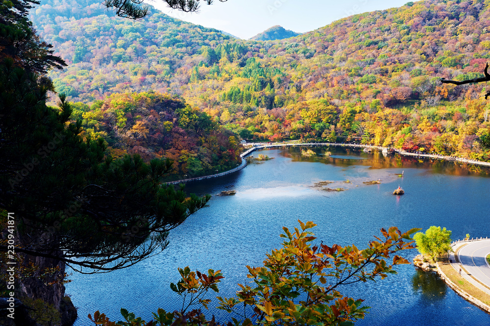 中国本溪关门山秋季风景区。