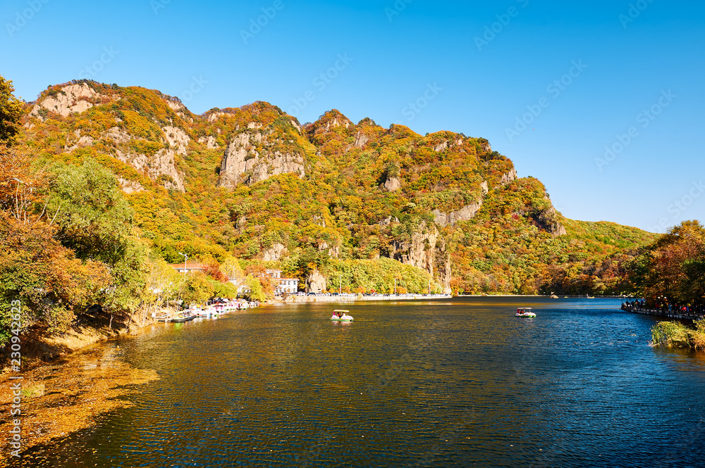 中国本溪关门山秋季风景区。