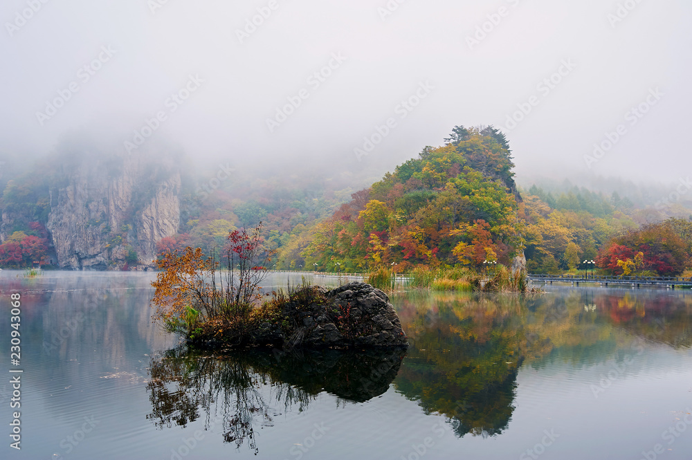 中国本溪关门山秋季风景区。