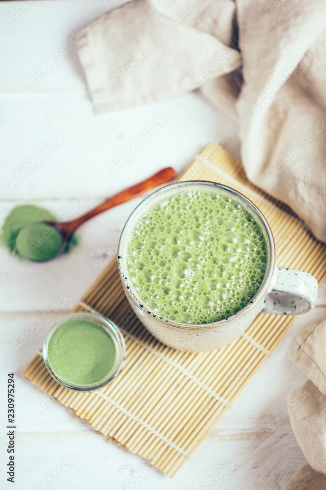 纯素食椰子抹茶拿铁。粉末绿茶拿铁