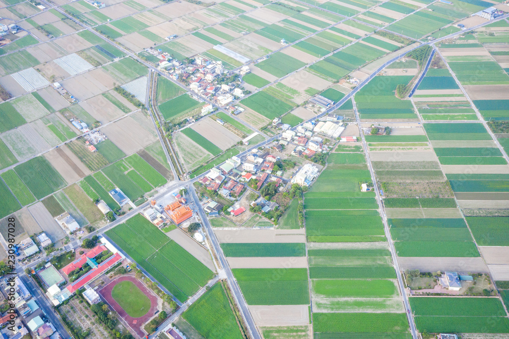 冬季早晨，各种农业类型的田地和空气污染的村庄，T