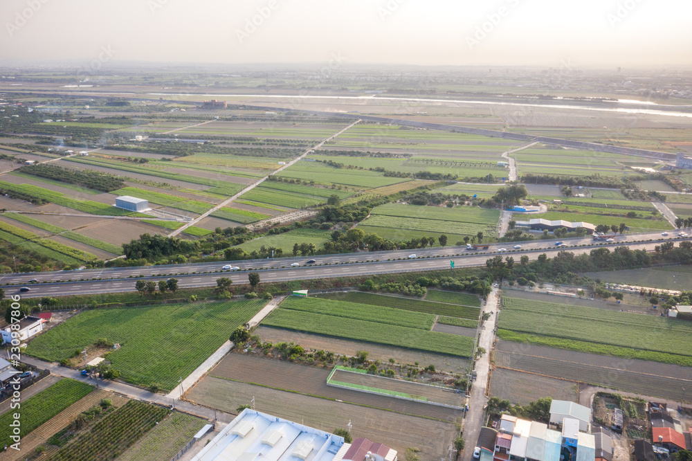 冬季早晨，各种农业类型的田地和空气污染的村庄，T