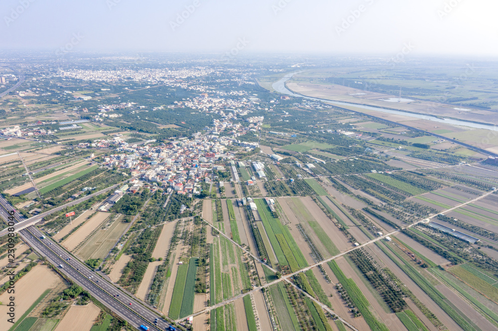 冬季早晨，各种农业类型的田地和空气污染的村庄，T