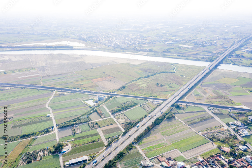 冬季早晨，各种农业类型的田地和空气污染的村庄，T