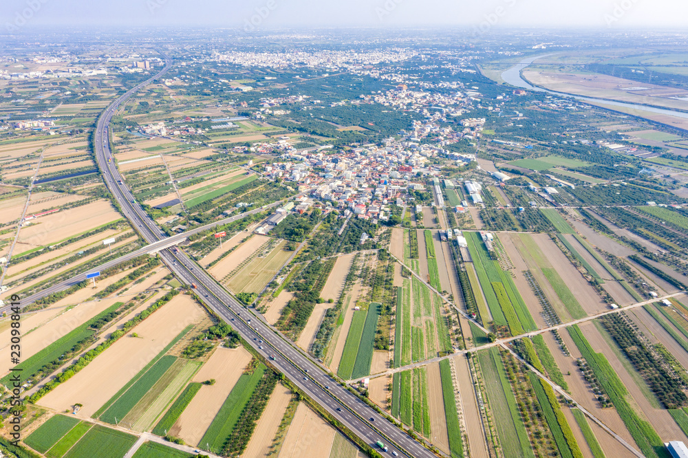 冬季早晨，各种农业类型的田地和空气污染的村庄，T