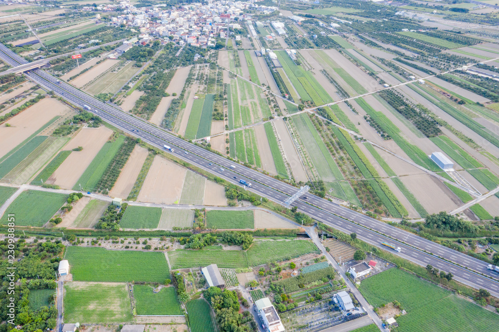 冬季早晨，各种农业类型的田地和空气污染的村庄，T