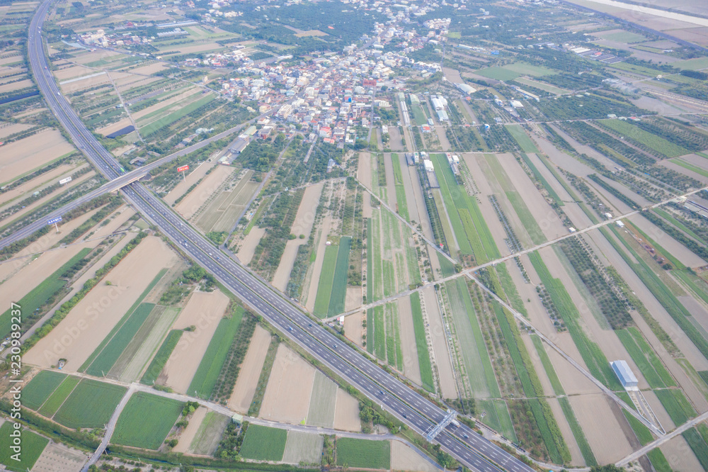 冬季早晨，各种农业类型的田地和空气污染的村庄，T