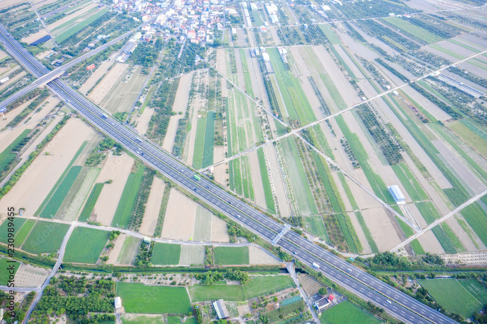 冬季早晨，各种农业的田地和空气污染的村庄，T