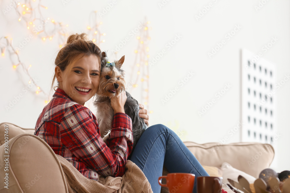 带着可爱小狗在家休息的女人