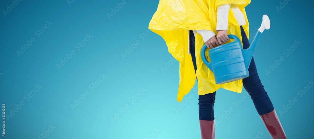 穿着黄色雨衣拿着浇水的女人的合成图像