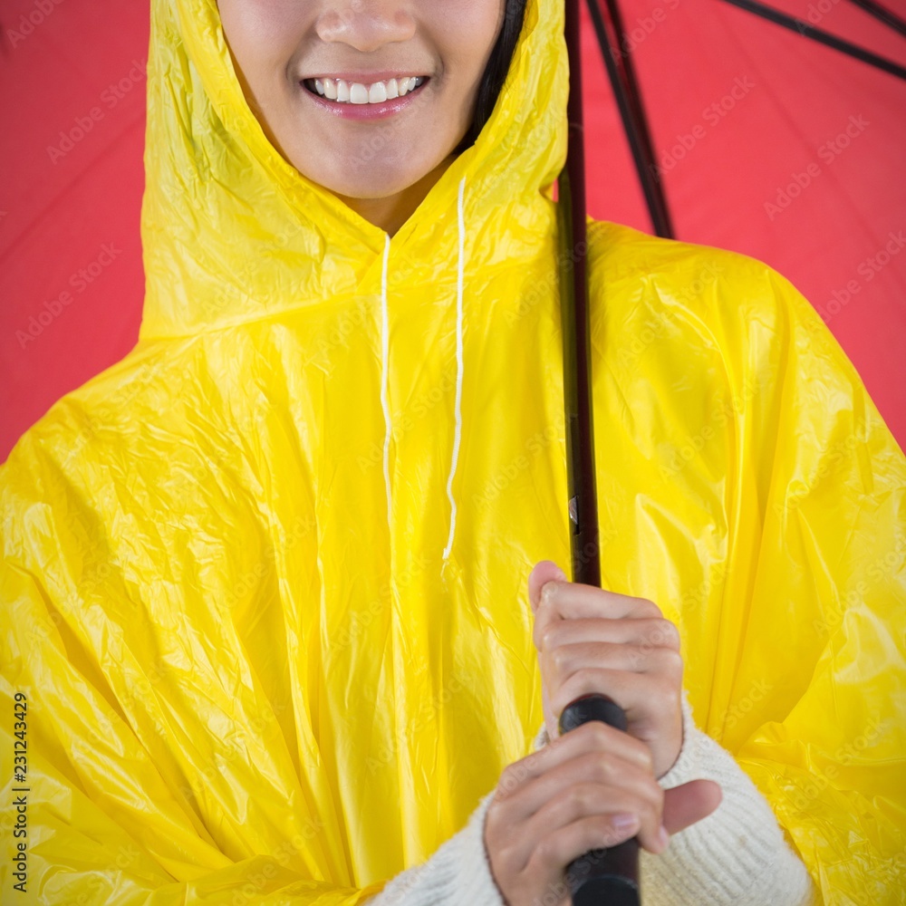 穿着黄色雨衣的妇女撑着伞的合成图像