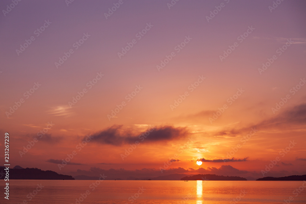 泰国普吉岛日出或日落时的海景，美丽的甜紫色景色。