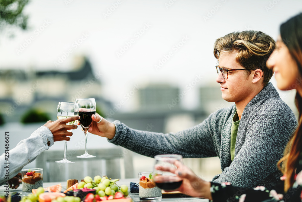 朋友们在屋顶素食晚宴上敬酒