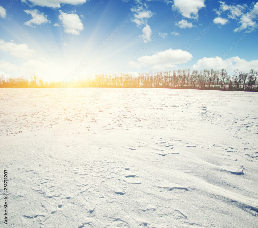 天空和阳光下的雪地。