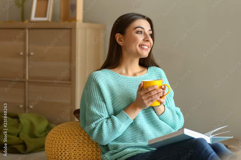 秋日妇女在家看书喝茶