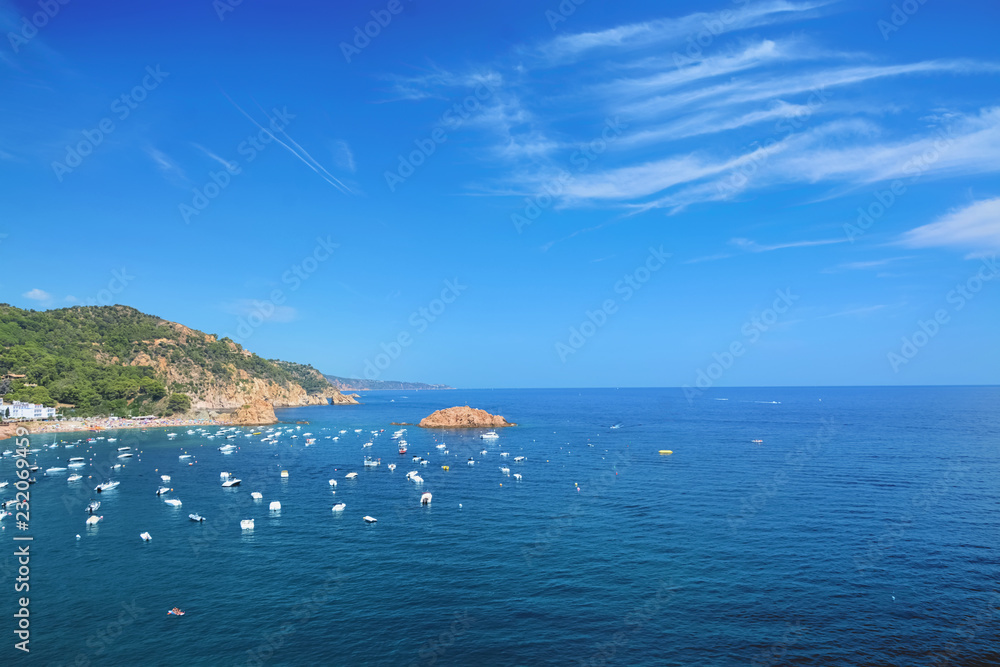 阳光明媚的夏日，海边美丽的度假胜地风光