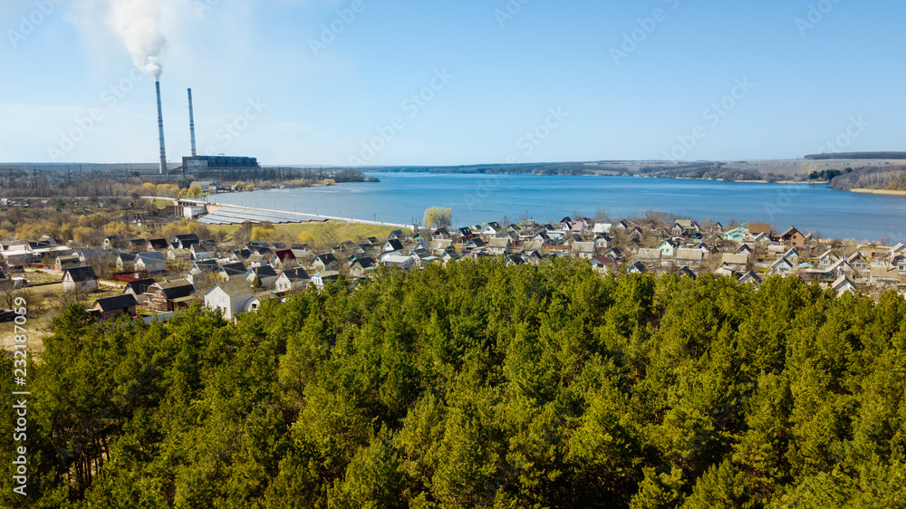 河边一个乡村的美景。太阳能电池板是fa附近的替代能源