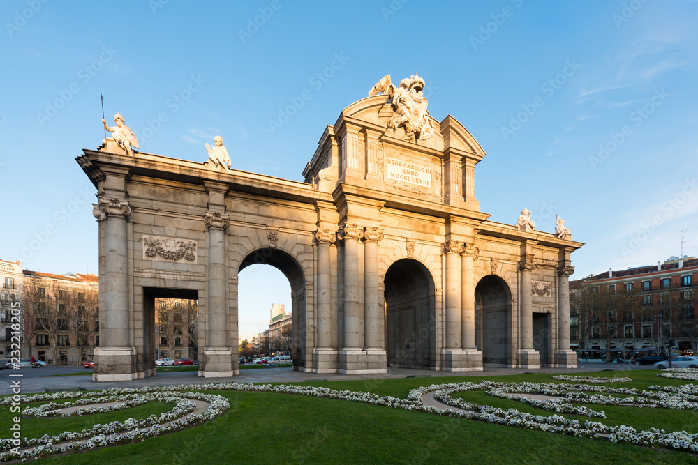 阿尔卡拉门（Puerta de Alcala）是西班牙马德里市的一扇古老的马德里门。它是入口